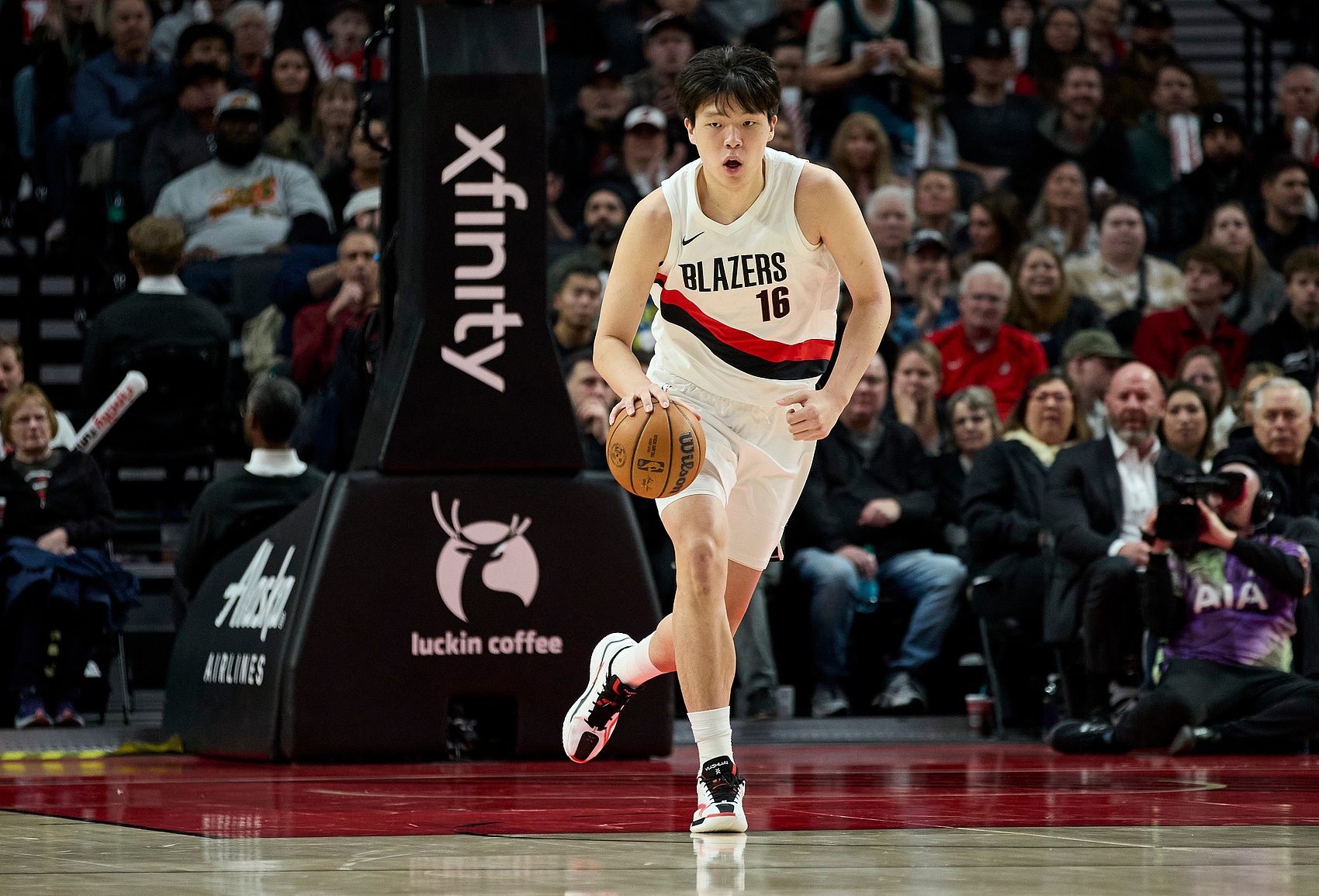 世界杯手机直播客户端下载-差了一点点！杨瀚森持球强攻 但勾手打到篮筐前沿不中