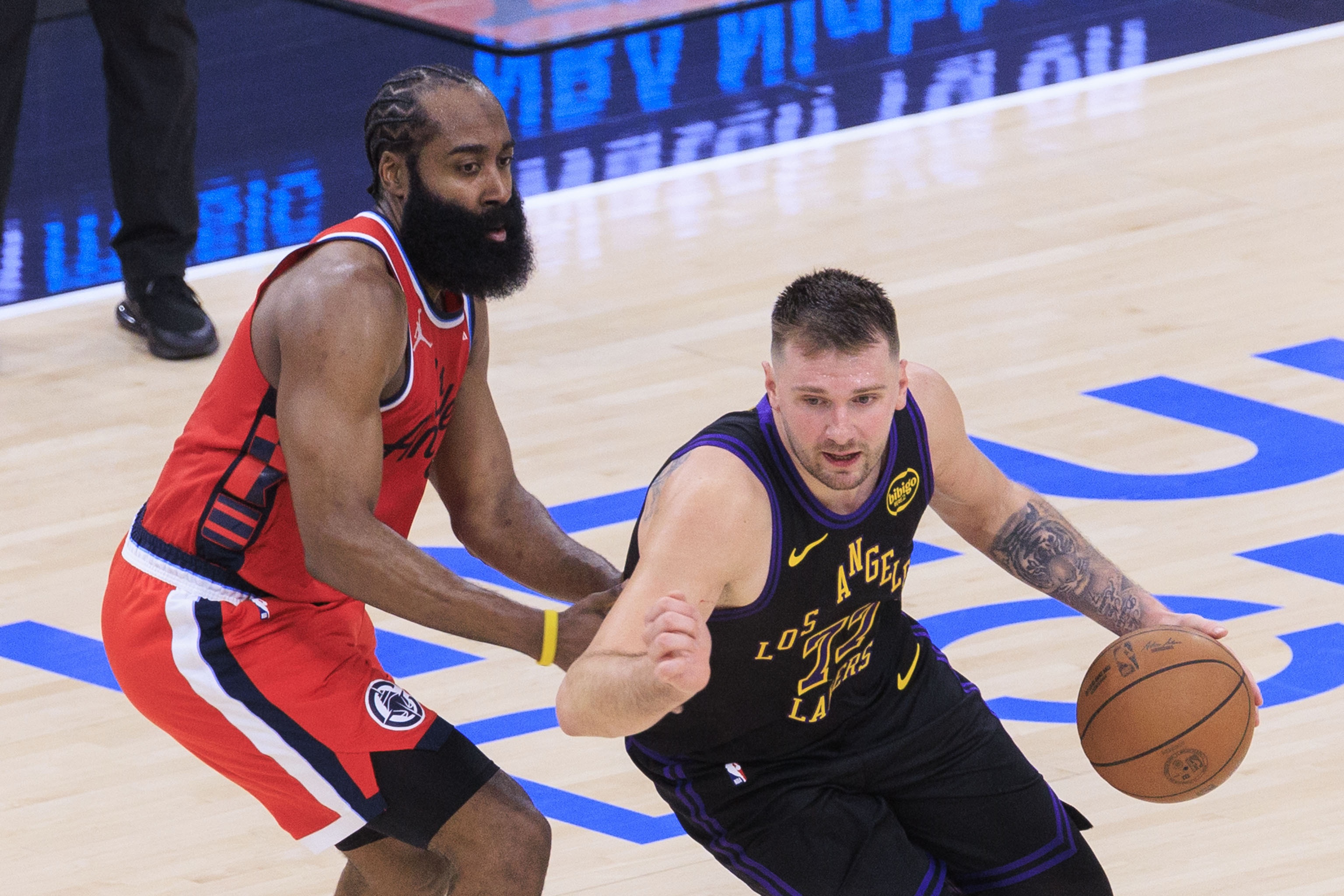 世界杯比赛观看软件-徐静雨：哈登尽显领袖能力 依旧压制东契奇 后者完全就是眼神防守