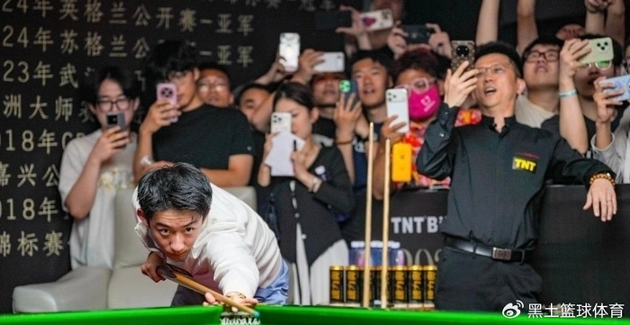 吴宜泽被迫营业!深夜与球迷合影面无笑容 现场主持大喊:别碰他 别说|斯诺克世锦赛|肖恩·墨菲|世锦赛|墨菲|兰州_新浪体育_新浪新闻